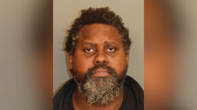 Hombre arrestado por lanzar piedras grandes a vehículos en movimiento, impactando a 4 Hombre arrestado por lanzar piedras grandes a vehículos en movimiento, impactando a 4