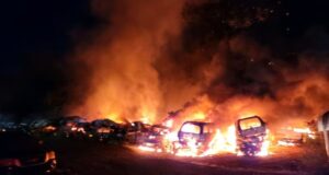 Incendio masivo en un desguace del condado de Blount quema cientos de vehículos Incendio masivo en un desguace del condado de Blount quema cientos de vehículos