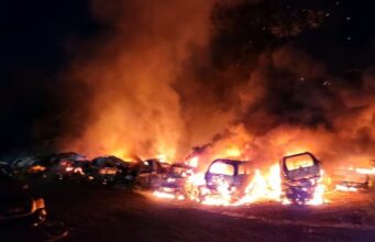 Incendio masivo en un desguace del condado de Blount quema cientos de vehículos Incendio masivo en un desguace del condado de Blount quema cientos de vehículos
