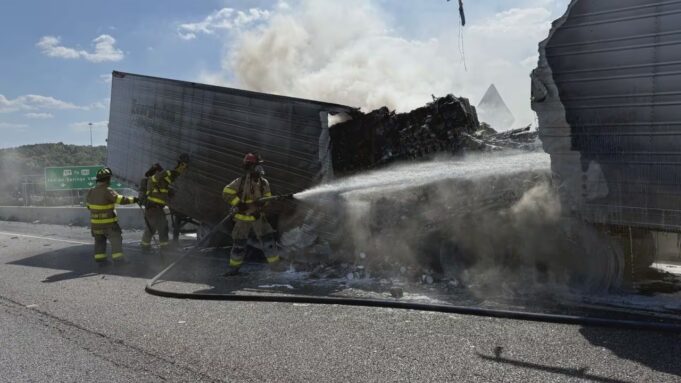 La policía de Pelham emite una advertencia tras el incendio de un camión de 18 ruedas La policía de Pelham emite una advertencia tras el incendio de un camión de 18 ruedas