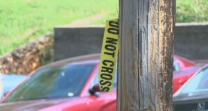 Mujer muere en tiroteo desde un vehículo en una casa de Tarrant Mujer muere en tiroteo desde un vehículo en una casa de Tarrant