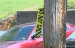 Mujer muere en tiroteo desde un vehículo en una casa de Tarrant Mujer muere en tiroteo desde un vehículo en una casa de Tarrant