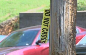 Mujer muere en tiroteo desde un vehículo en una casa de Tarrant Mujer muere en tiroteo desde un vehículo en una casa de Tarrant