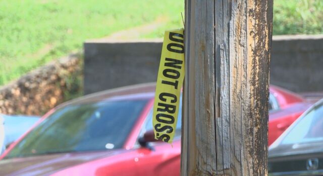 Mujer muere en tiroteo desde un vehículo en una casa de Tarrant Mujer muere en tiroteo desde un vehículo en una casa de Tarrant