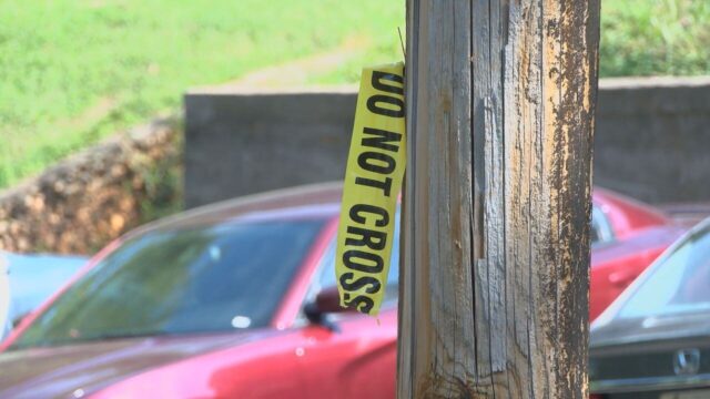 Mujer muere en tiroteo desde un vehículo en una casa de Tarrant