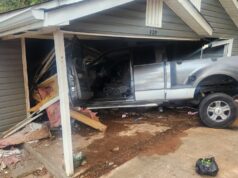 Una camioneta se estrella contra una vivienda en Midfield y una persona es hospitalizada Una camioneta se estrella contra una vivienda en Midfield y una persona es hospitalizada