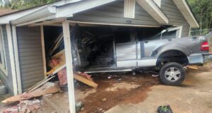 Una camioneta se estrella contra una vivienda en Midfield y una persona es hospitalizada Una camioneta se estrella contra una vivienda en Midfield y una persona es hospitalizada