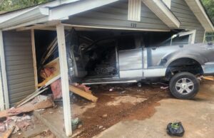 Una camioneta se estrella contra una vivienda en Midfield y una persona es hospitalizada Una camioneta se estrella contra una vivienda en Midfield y una persona es hospitalizada