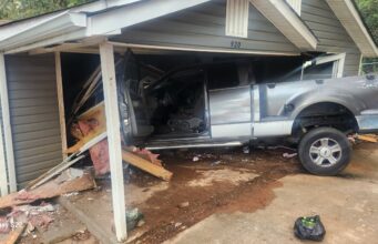 Una camioneta se estrella contra una vivienda en Midfield y una persona es hospitalizada Una camioneta se estrella contra una vivienda en Midfield y una persona es hospitalizada