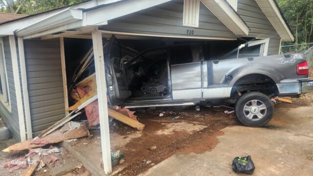 Una camioneta se estrella contra una vivienda en Midfield y una persona es hospitalizada