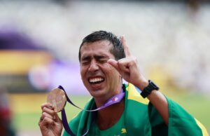 Bonfim ganó oro en la carrera, pero perdió su anillo de boda Bonfim ganó oro en la carrera, pero perdió su anillo de boda