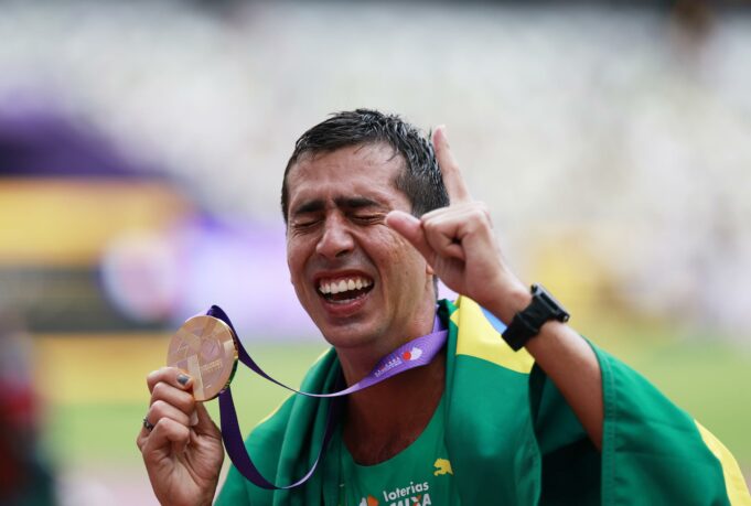 Bonfim ganó oro en la carrera, pero perdió su anillo de boda Bonfim ganó oro en la carrera, pero perdió su anillo de boda
