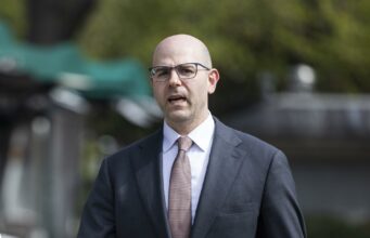 El Senado de EE.UU. confirma a Stephen Miran como gobernador de la Fed El Senado de EE.UU. confirma a Stephen Miran como gobernador de la Fed
