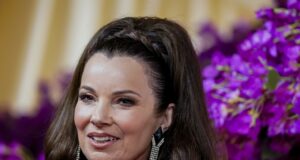 Fran Drescher recibe estrella en Hollywood junto a elenco de ‘The Nanny’ Fran Drescher recibe estrella en Hollywood junto a elenco de 'The Nanny'