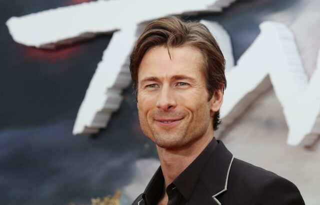 Glen Powell y Sarah McLachlan, los primeros invitados de Jimmy Kimmel tras la suspensión