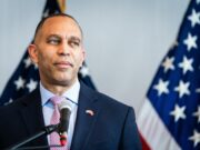 Grupos hispanos repudian video que Trump caricaturiza líder demócrata como mexicano Grupos hispanos repudian video que Trump caricaturiza líder demócrata como mexicano