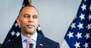 Grupos hispanos repudian video que Trump caricaturiza líder demócrata como mexicano Grupos hispanos repudian video que Trump caricaturiza líder demócrata como mexicano