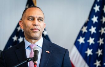 Grupos hispanos repudian video que Trump caricaturiza líder demócrata como mexicano Grupos hispanos repudian video que Trump caricaturiza líder demócrata como mexicano