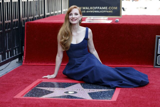 Jessica Chastain es honrada por Al Pacino en su estrella en el Paseo de la Fama