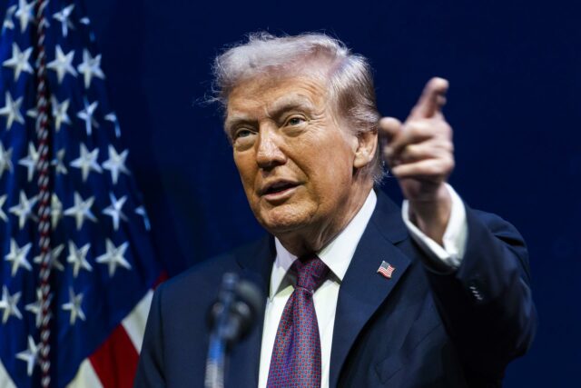 Juez suspende política de Trump que retira beneficios a niños inmigrantes