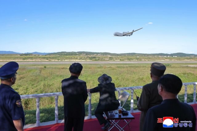 Kim Jong-un supervisa nuevos drones suicidas e impulsa la implementación de IA