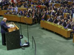 La Casa Blanca pide investigar y despedir a quien detuvo la escalera de Trump La Casa Blanca pide investigar y despedir a quien detuvo la escalera de Trump