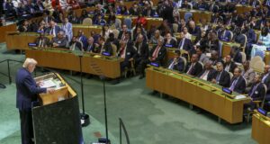 La Casa Blanca pide investigar y despedir a quien detuvo la escalera de Trump La Casa Blanca pide investigar y despedir a quien detuvo la escalera de Trump