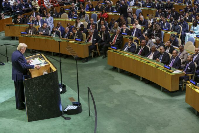 La Casa Blanca pide investigar y despedir a quien detuvo la escalera de Trump La Casa Blanca pide investigar y despedir a quien detuvo la escalera de Trump