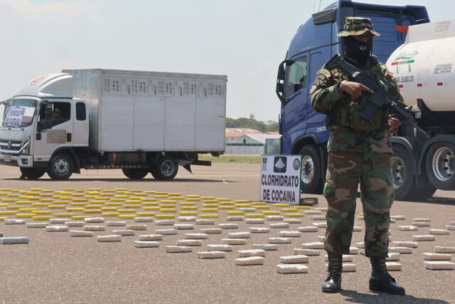 La policía de Bolivia incauta casi media tonelada de cocaína en operativo antidrogas