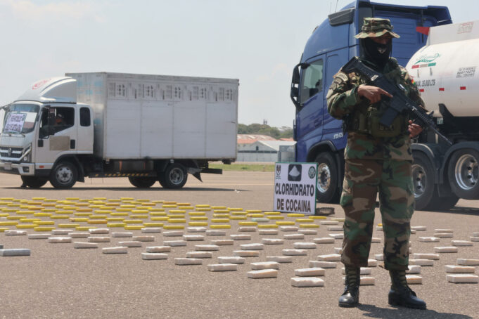 La policía de Bolivia incauta casi media tonelada de cocaína en operativo antidrogas La policía de Bolivia incauta casi media tonelada de cocaína en operativo antidrogas