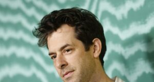 Mark Ronson creará la banda sonora para la película de ‘Narnia’ de Greta Gerwig Mark Ronson creará la banda sonora para la película de 'Narnia' de Greta Gerwig