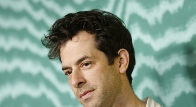 Mark Ronson creará la banda sonora para la película de ‘Narnia’ de Greta Gerwig Mark Ronson creará la banda sonora para la película de 'Narnia' de Greta Gerwig