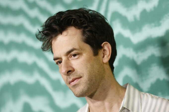 Mark Ronson creará la banda sonora para la película de ‘Narnia’ de Greta Gerwig Mark Ronson creará la banda sonora para la película de 'Narnia' de Greta Gerwig