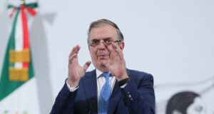 México anuncia consultas para revisar tratado comercial con EE.UU. y Canadá México anuncia consultas para revisar tratado comercial con EE.UU. y Canadá