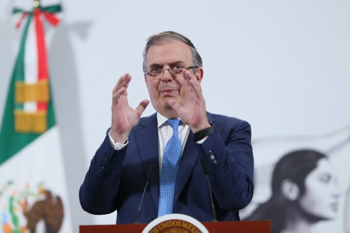 México anuncia consultas para revisar tratado comercial con EE.UU. y Canadá México anuncia consultas para revisar tratado comercial con EE.UU. y Canadá