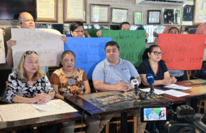 Migrantes hondureños y nicaragüenses piden clemencia a Trump por vencimiento de TPS Migrantes hondureños y nicaragüenses piden clemencia a Trump por vencimiento de TPS