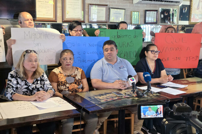 Migrantes hondureños y nicaragüenses piden clemencia a Trump por vencimiento de TPS Migrantes hondureños y nicaragüenses piden clemencia a Trump por vencimiento de TPS