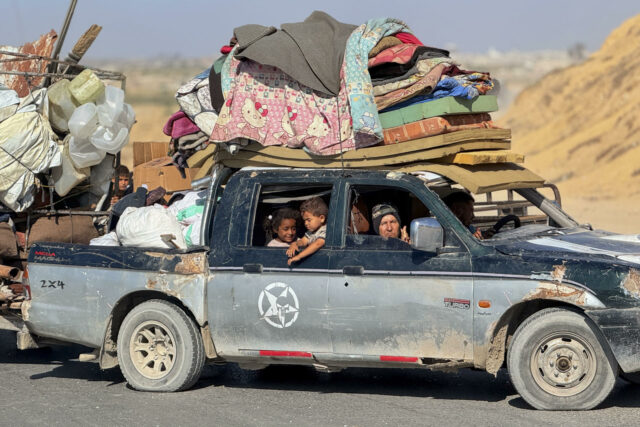 Miles de palestinos huyen de Gaza a lugares que no son seguros