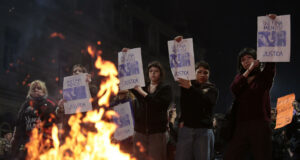 Miles en Argentina exigen justicia por triple feminicidio en las calles Miles en Argentina exigen justicia por triple feminicidio en las calles