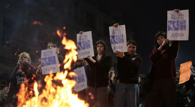 Miles en Argentina exigen justicia por triple feminicidio en las calles Miles en Argentina exigen justicia por triple feminicidio en las calles