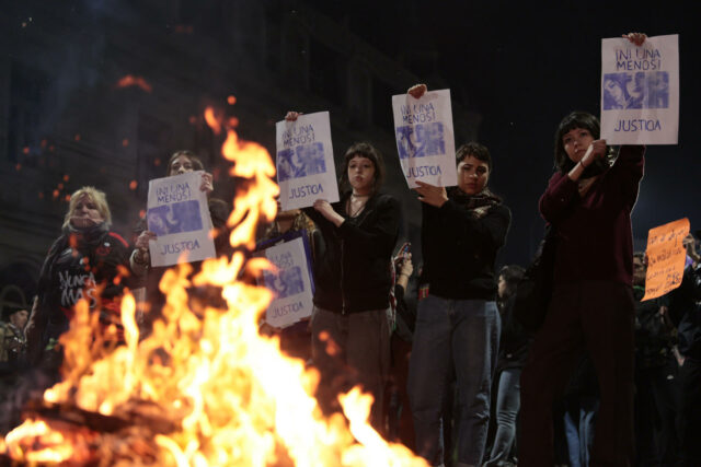 Miles en Argentina exigen justicia por triple feminicidio en las calles