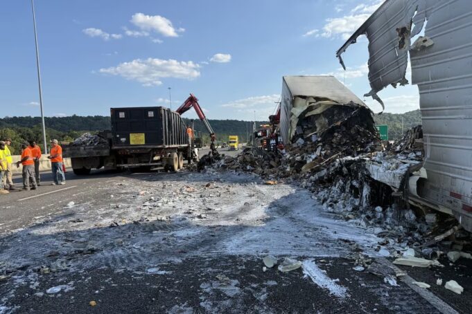 Múltiples carriles de la I-65 cerrados tras incendio de vehículo en el condado de Shelby Múltiples carriles de la I-65 cerrados tras incendio de vehículo en el condado de Shelby
