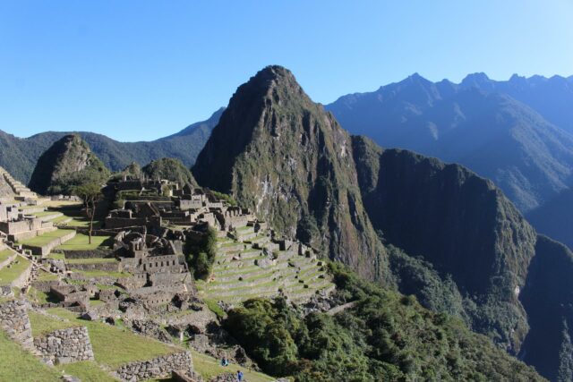 Protestas en vía de tren a Machu Picchu dejan 17 heridos y afectan turistas