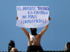Reos en Bolivia protestan desde el techo de la cárcel por pensión alimenticia Reos en Bolivia protestan desde el techo de la cárcel por pensión alimenticia
