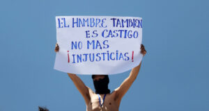 Reos en Bolivia protestan desde el techo de la cárcel por pensión alimenticia Reos en Bolivia protestan desde el techo de la cárcel por pensión alimenticia