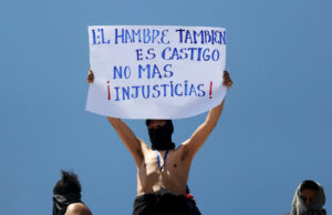 Reos en Bolivia protestan desde el techo de la cárcel por pensión alimenticia Reos en Bolivia protestan desde el techo de la cárcel por pensión alimenticia