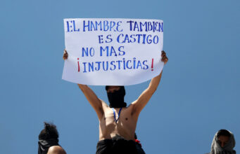 Reos en Bolivia protestan desde el techo de la cárcel por pensión alimenticia Reos en Bolivia protestan desde el techo de la cárcel por pensión alimenticia