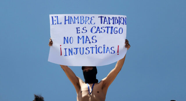 Reos en Bolivia protestan desde el techo de la cárcel por pensión alimenticia Reos en Bolivia protestan desde el techo de la cárcel por pensión alimenticia