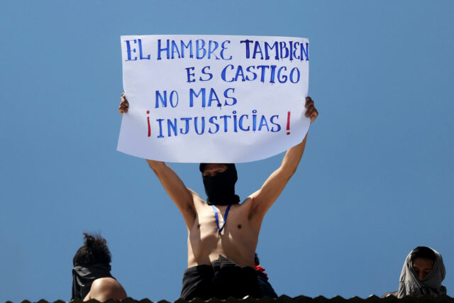 Reos en Bolivia protestan desde el techo de la cárcel por pensión alimenticia