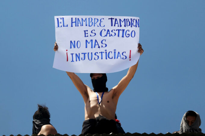 Reos en Bolivia protestan desde el techo de la cárcel por pensión alimenticia Reos en Bolivia protestan desde el techo de la cárcel por pensión alimenticia